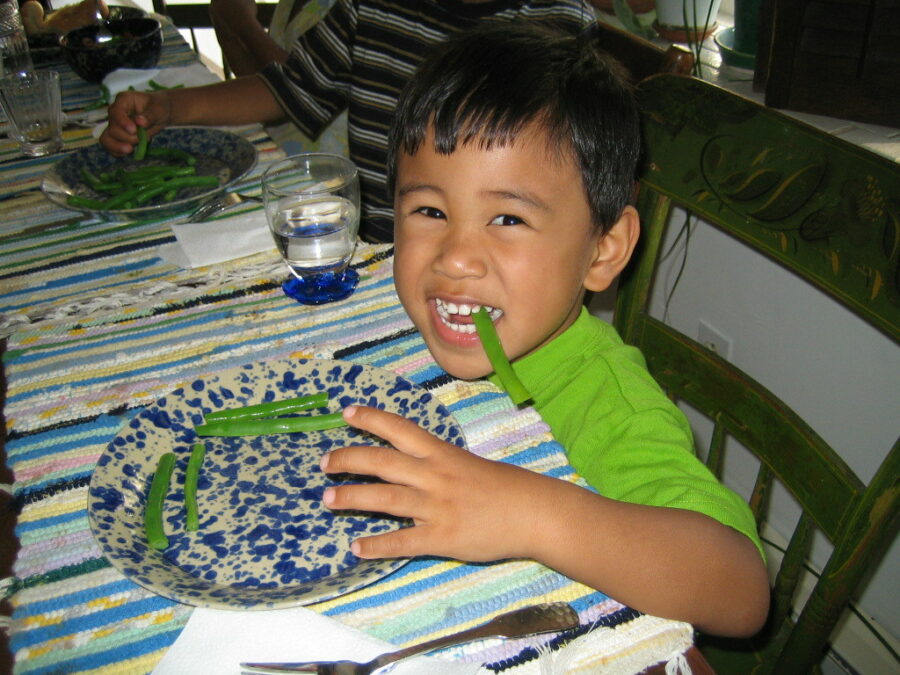 Child-eating-string-beans